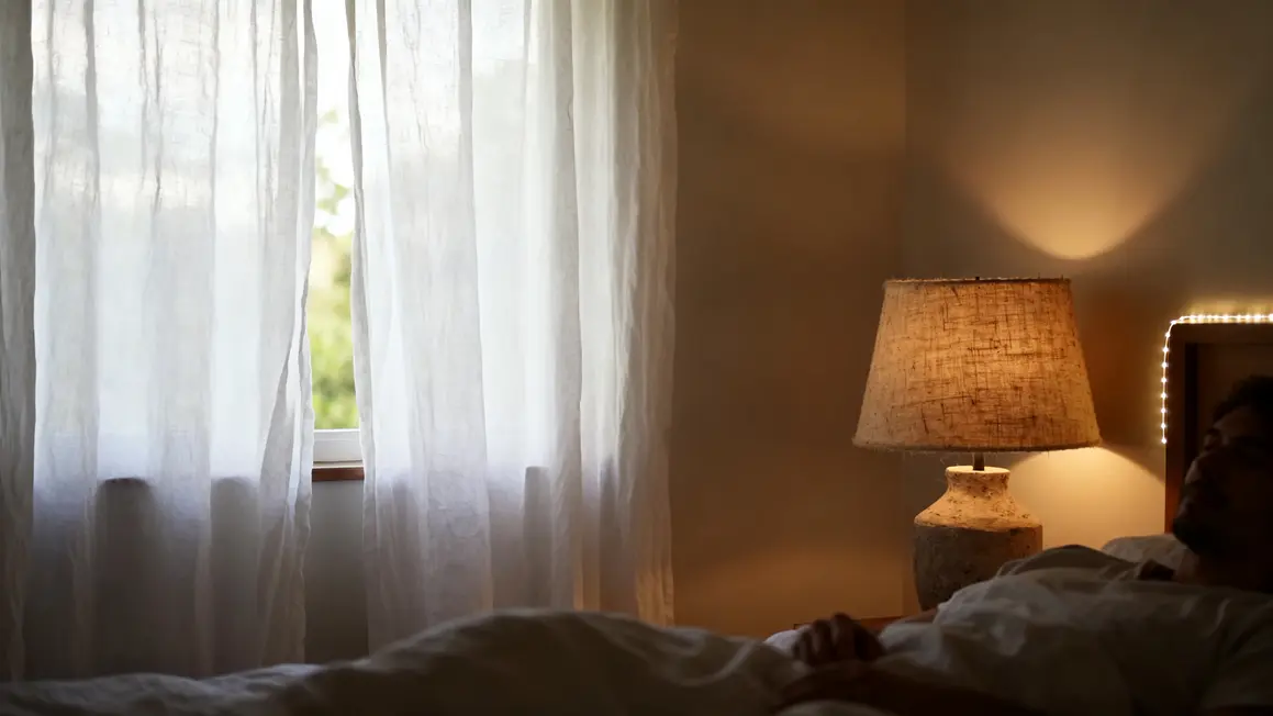 chambre zen : plan d’action simple et réaliste en petit budget 3 Lumiere naturelle chambre zen rideaux lin lampes chevet LED